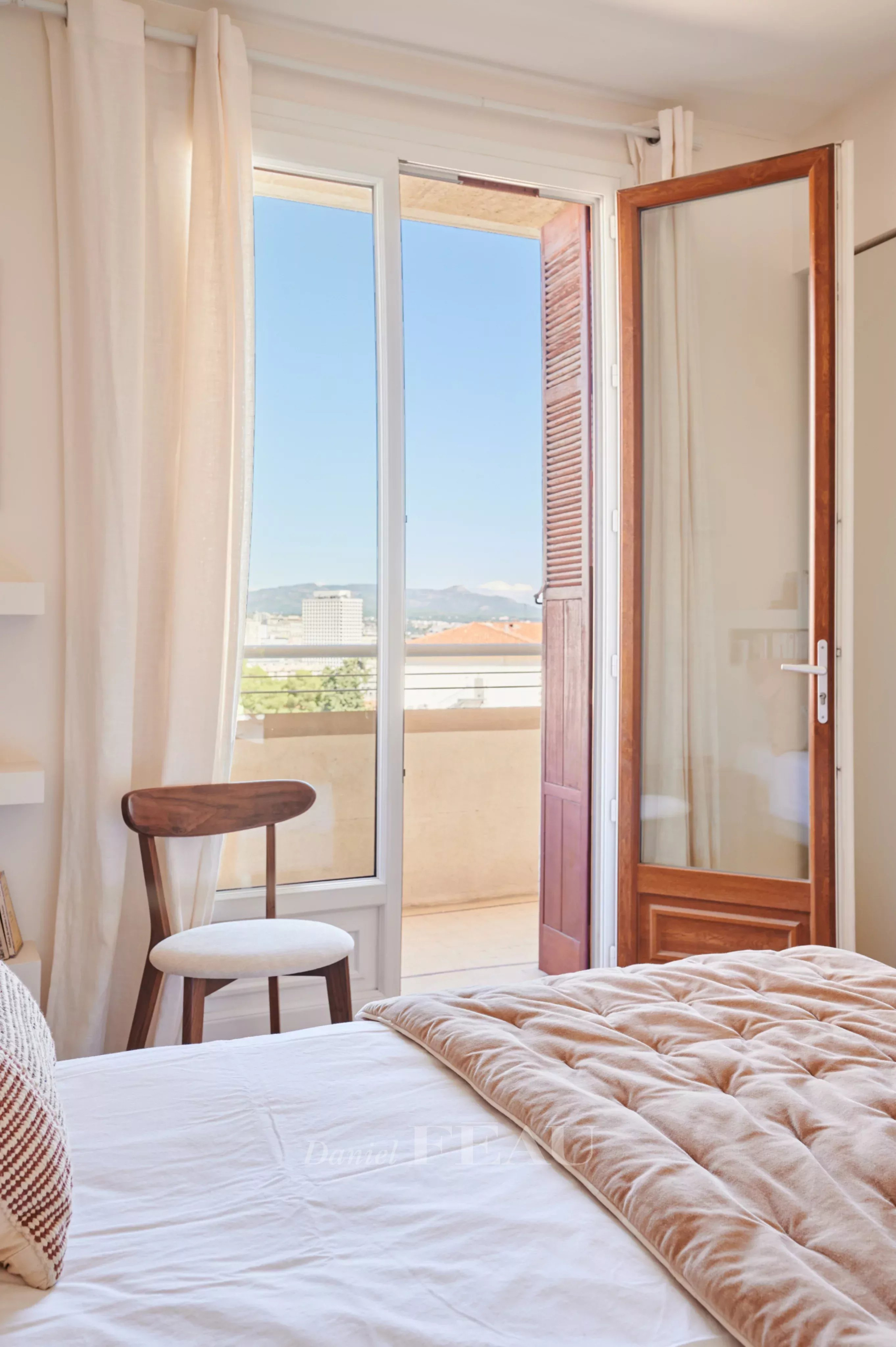 Chambre d’appartement à Marseille Chambre d'appartement rénové à Marseille avec porte-fenêtre donnant sur le balcon.