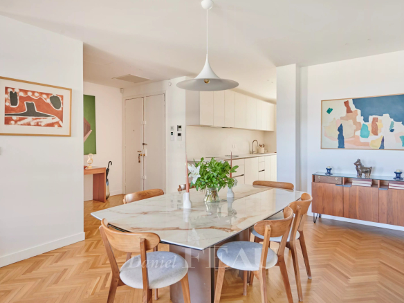 Intérieur d'un appartement rénové à Marseille, avec une salle à manger lumineuse et une cuisine ouverte.