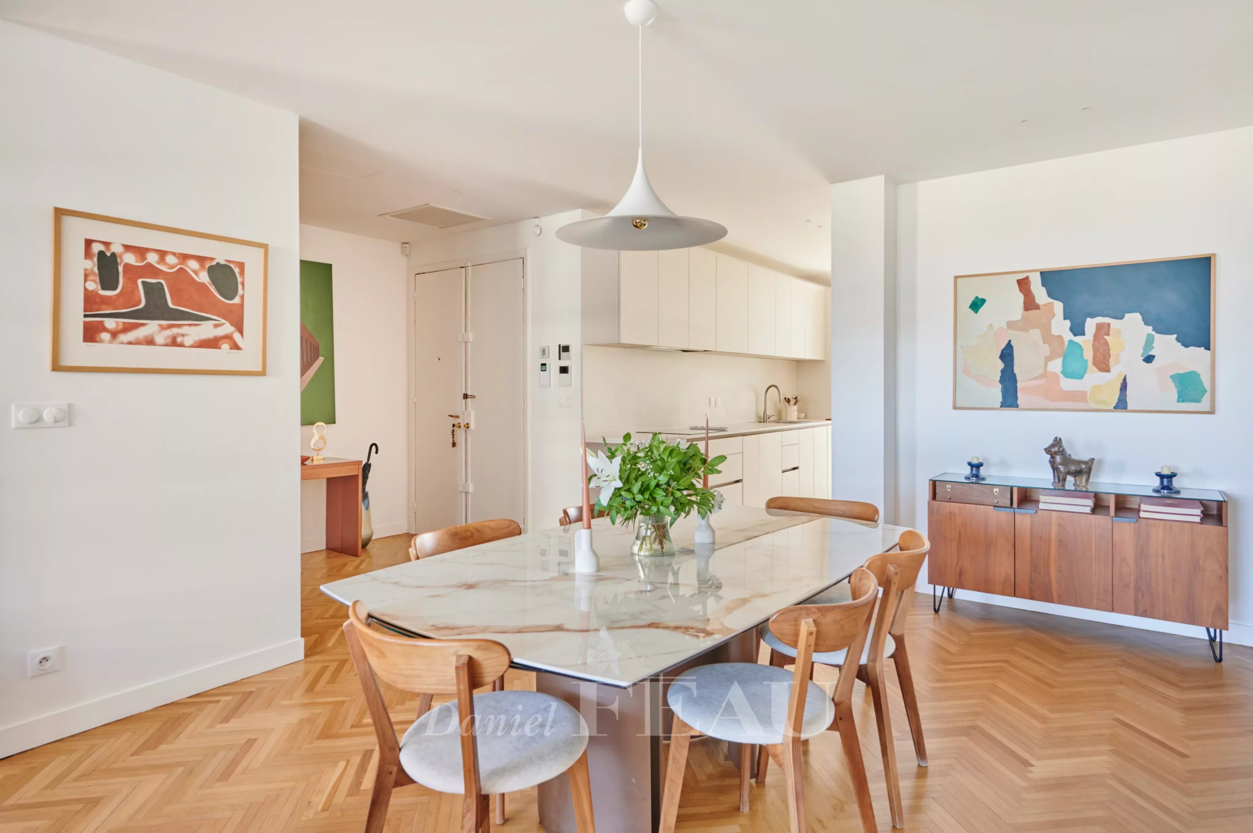 Appartement familial rénové à Marseille 8ème Intérieur d'un appartement rénové à Marseille, avec une salle à manger lumineuse et une cuisine ouverte.