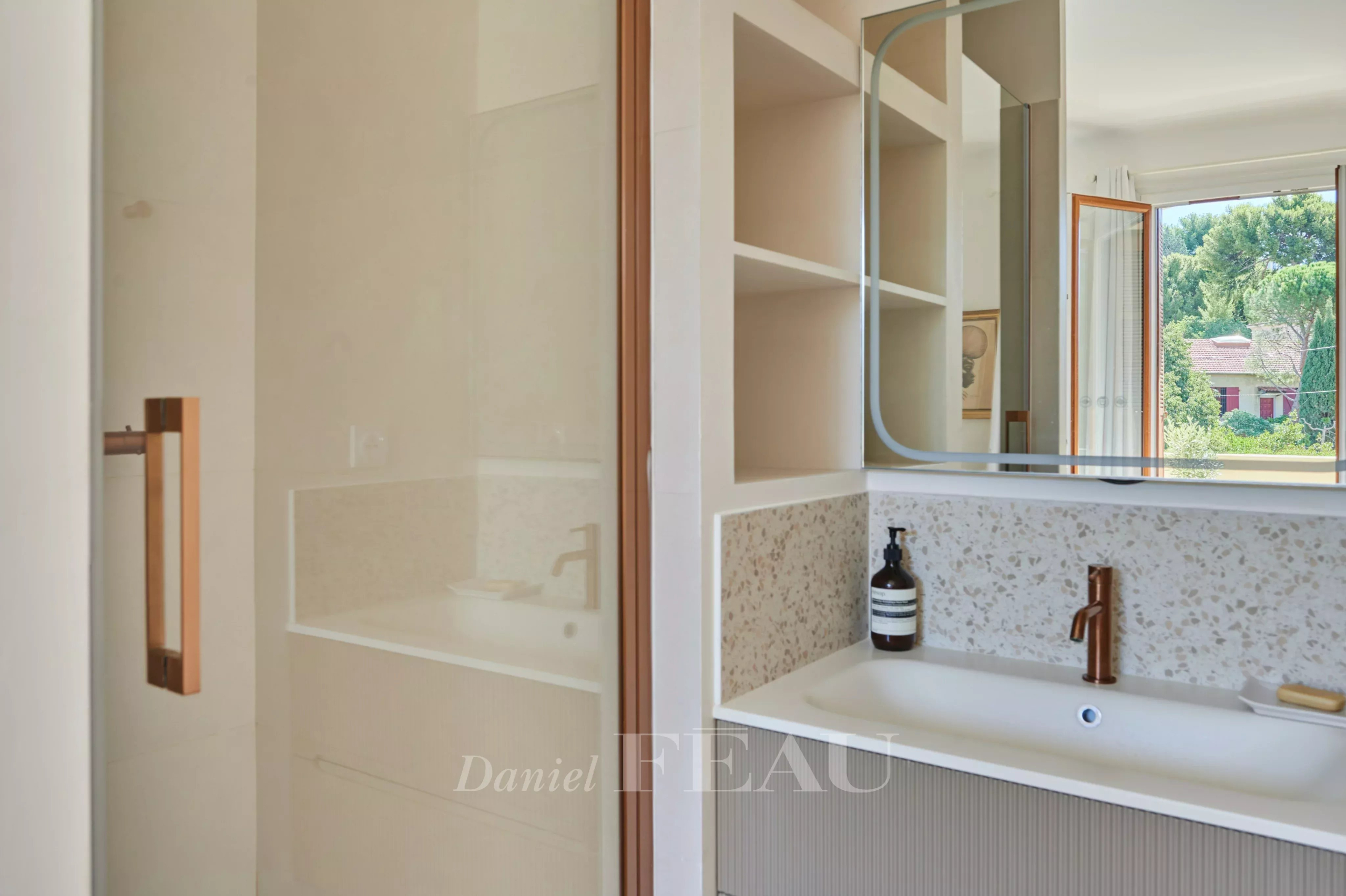 Salle de bain rénovée à Marseille Salle de bain moderne avec douche et lavabo dans un appartement rénové à Marseille.