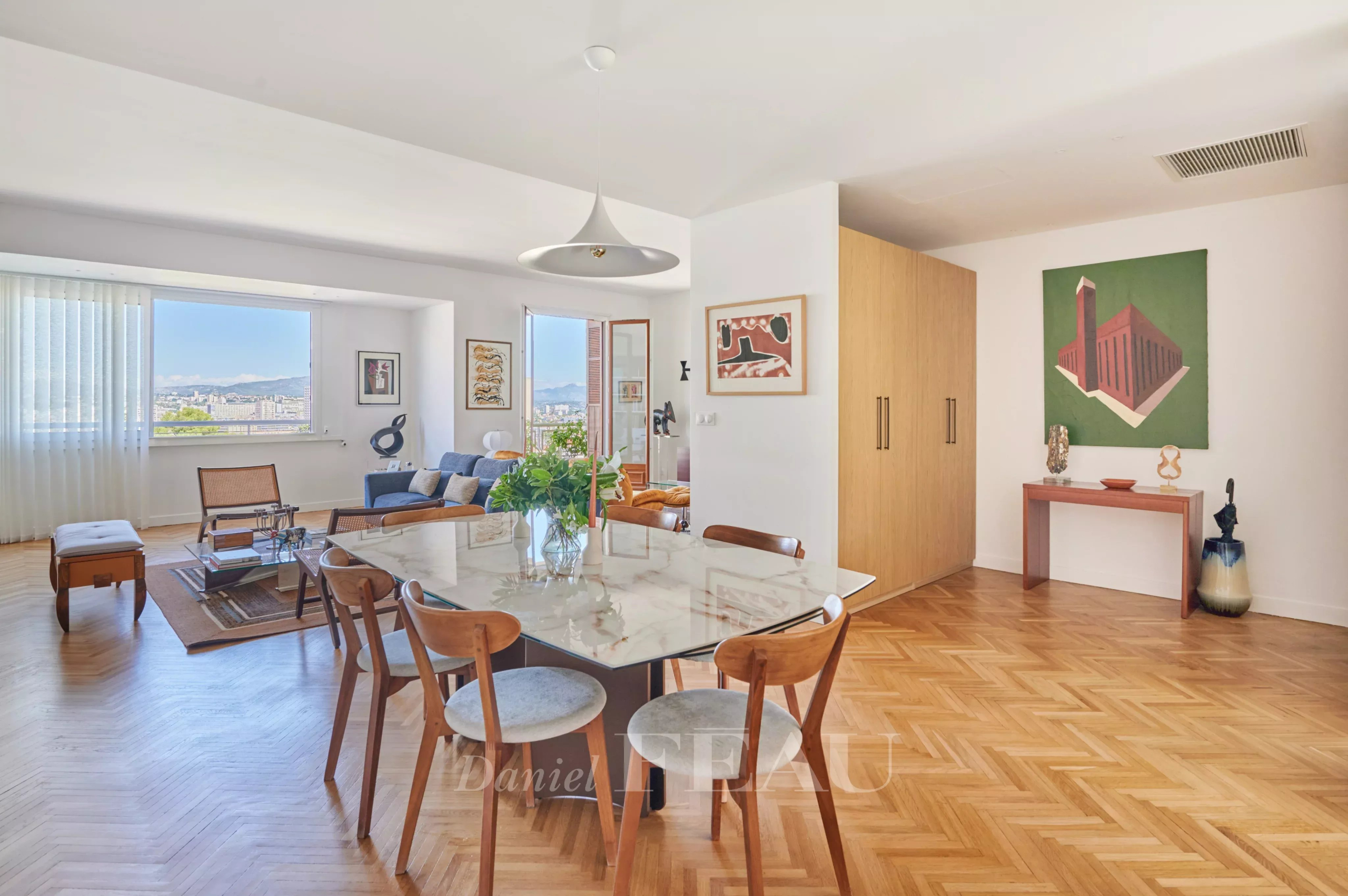 Appartement rénové à Marseille 8ème Intérieur d'un appartement rénové à Marseille, avec un espace de réception lumineux et mobilier moderne.