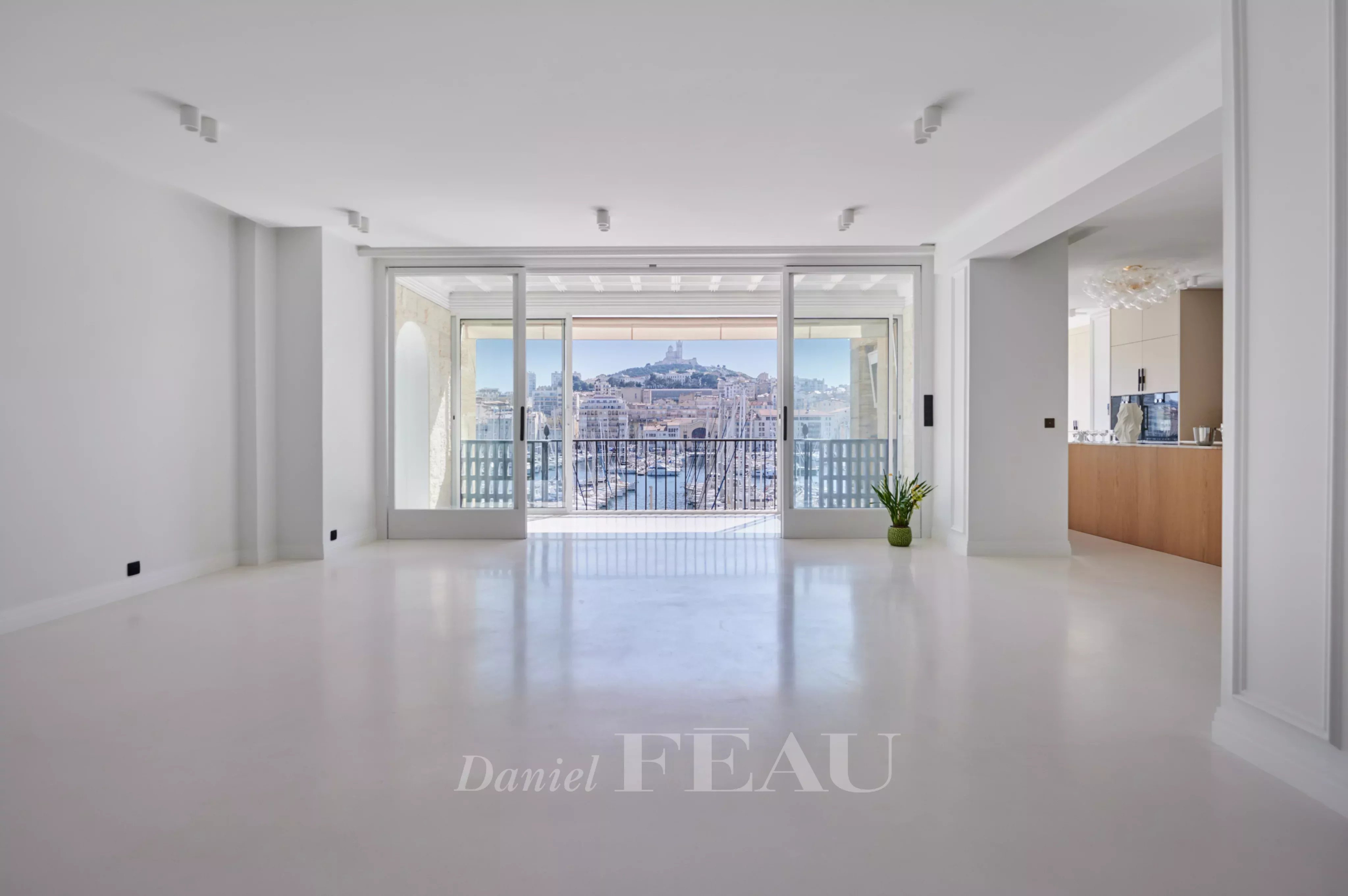 Appartement rénové à Marseille 2ème Intérieur d'un appartement rénové avec vue sur le Vieux-Port de Marseille.
