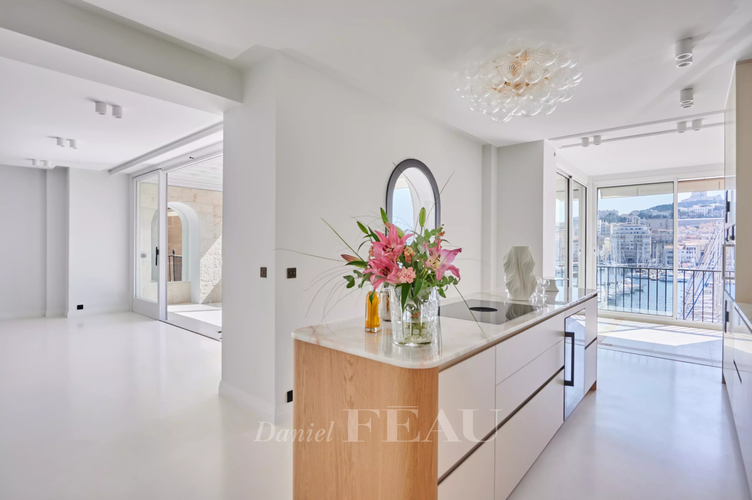 Appartement rénové à Marseille 2ème Intérieur d'un appartement rénové à Marseille avec vue sur le Vieux-Port, décoré avec des matériaux naturels.
