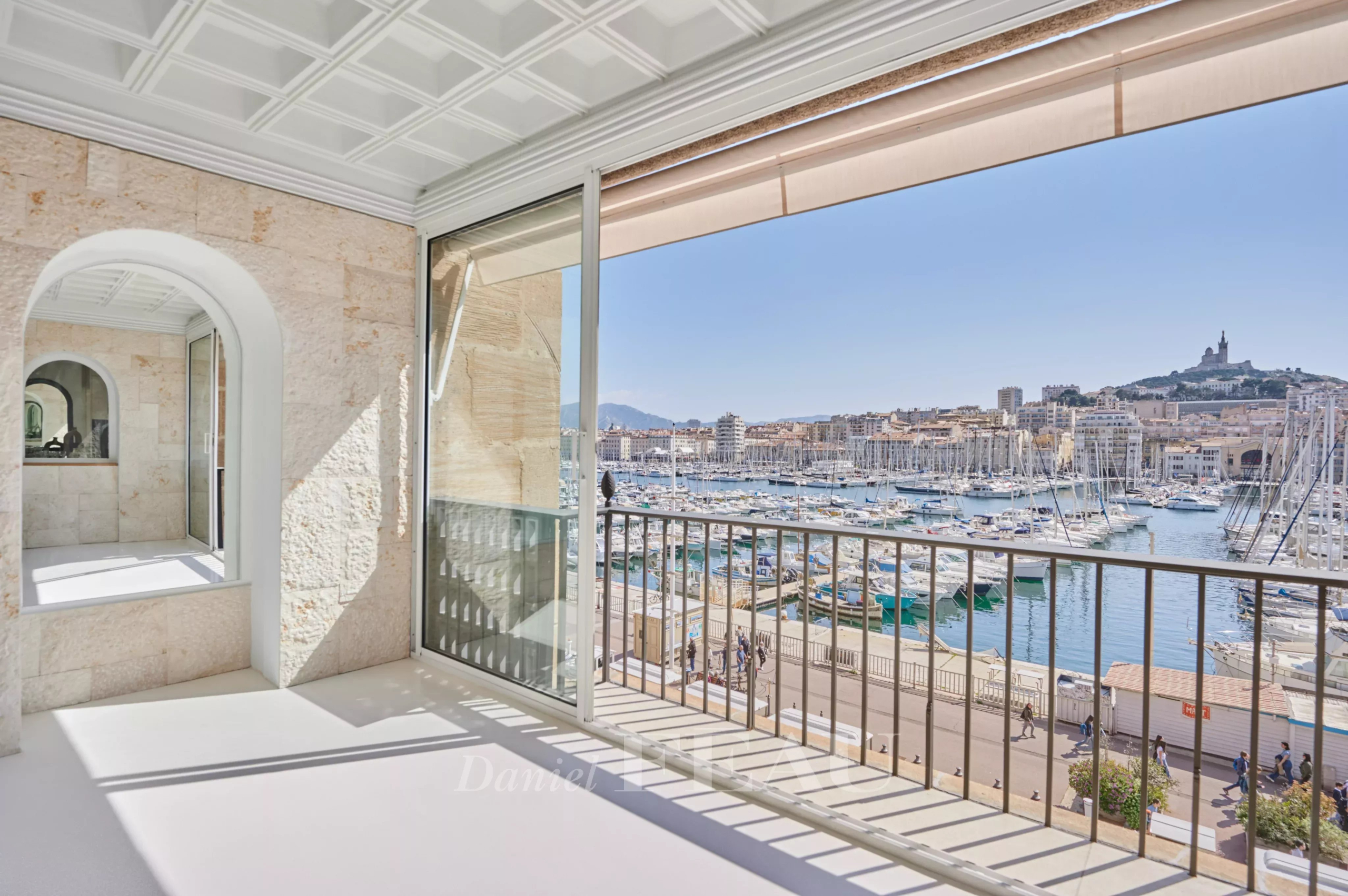 Appartement rénové avec vue à Marseille 2ème Vue panoramique depuis un appartement rénové à Marseille 2ème, montrant le Vieux-Port et la Bonne mère.