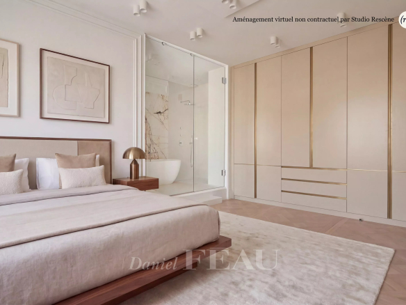 Chambre d'appartement rénové avec lit, douche en verre et rangement intégré.