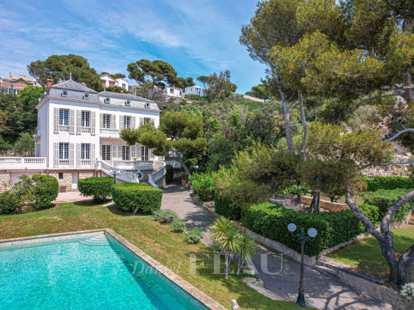 Maison de Maître avec piscine et jardin à Marseille 7ème, vue sur la mer.