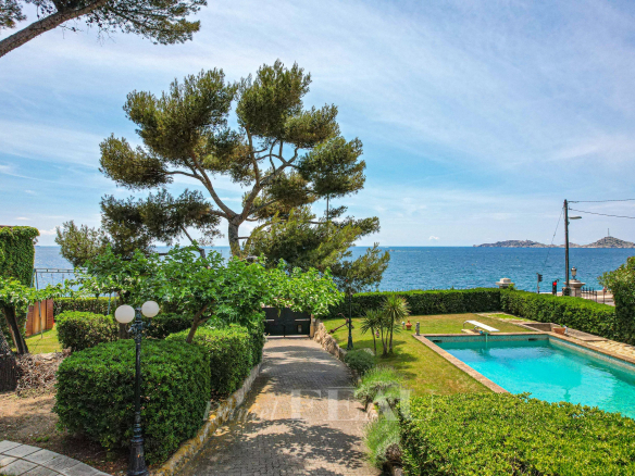 Maison de Maître avec vue sur la mer et piscine, entourée de verdure à Marseille 7ème.