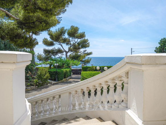 Escaliers menant à la mer depuis une maison de Maître à Marseille 7ème.