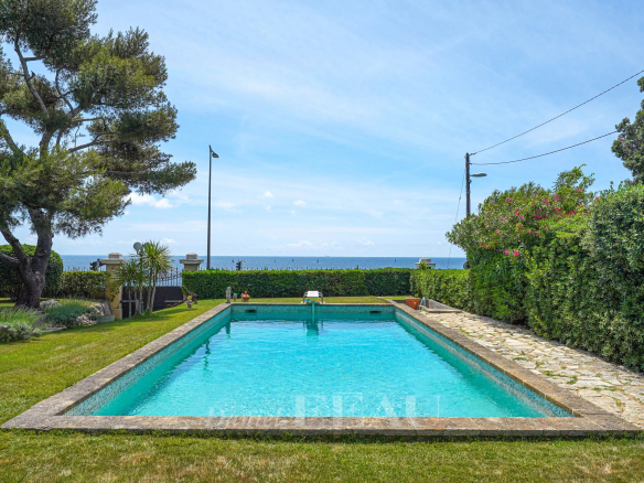 Piscine entourée de verdure avec vue sur la mer à Marseille 7ème.