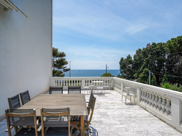 Terrasse d'une maison de Maître avec vue sur la mer à Marseille 7ème.