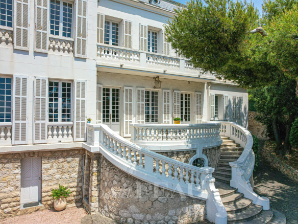 Maison de Maître avec balustrade et fenêtres à volets, vue sur mer à Marseille 7ème.