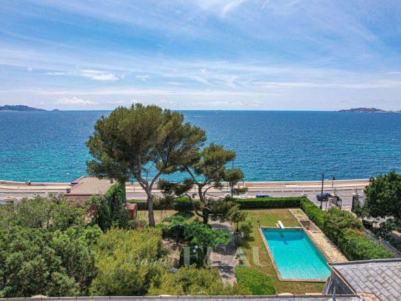 Vue mer depuis une maison de Maître à Marseille 7ème, avec piscine et jardin.
