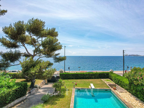 Vue sur la mer depuis une maison de Maître à Marseille 7ème avec piscine et jardin.
