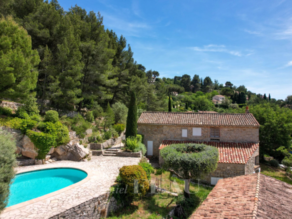 Bastide en pierres avec piscine et jardin verdoyant au Beausset.