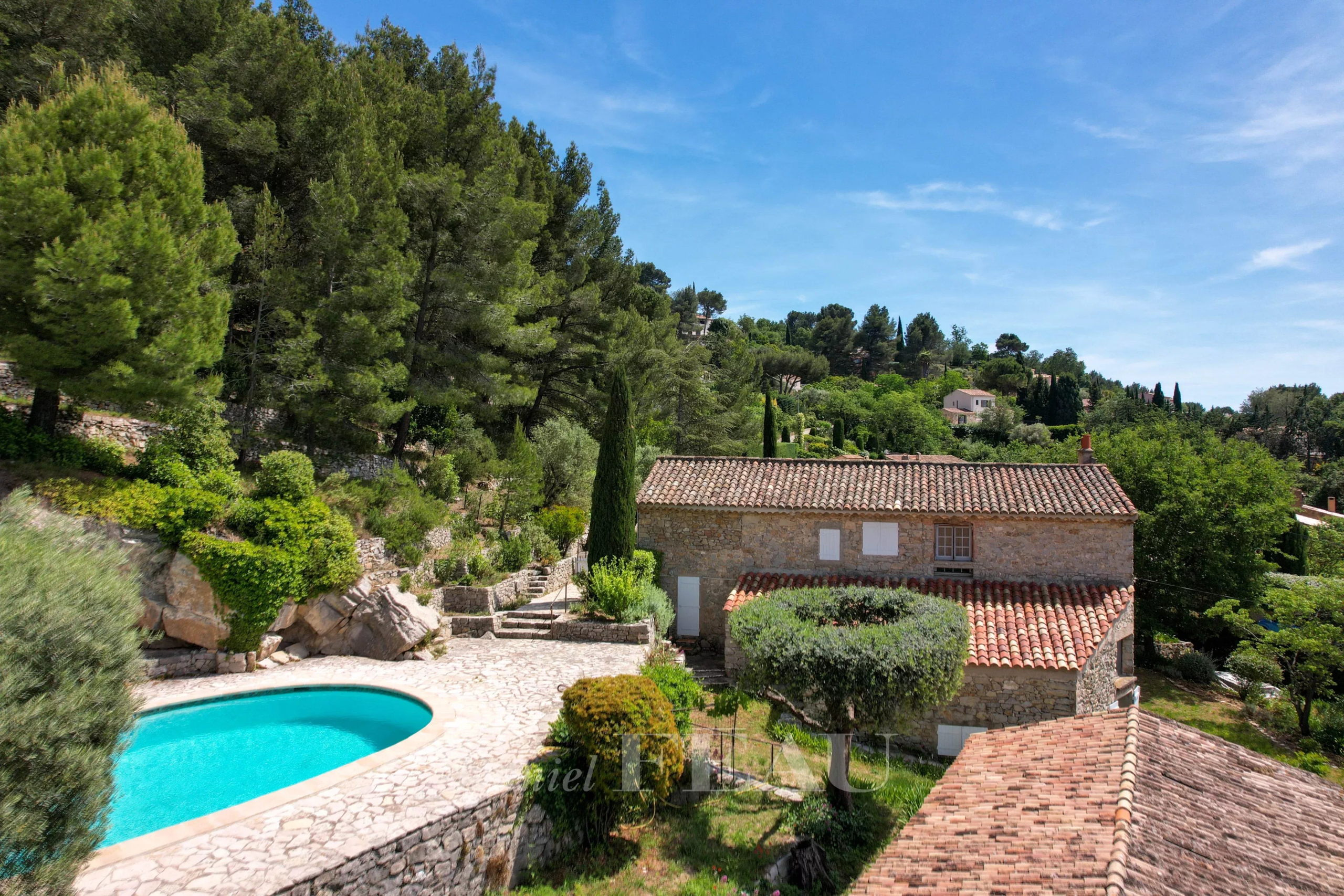 Bastide en pierres au Beausset Bastide en pierres avec piscine et jardin verdoyant au Beausset.