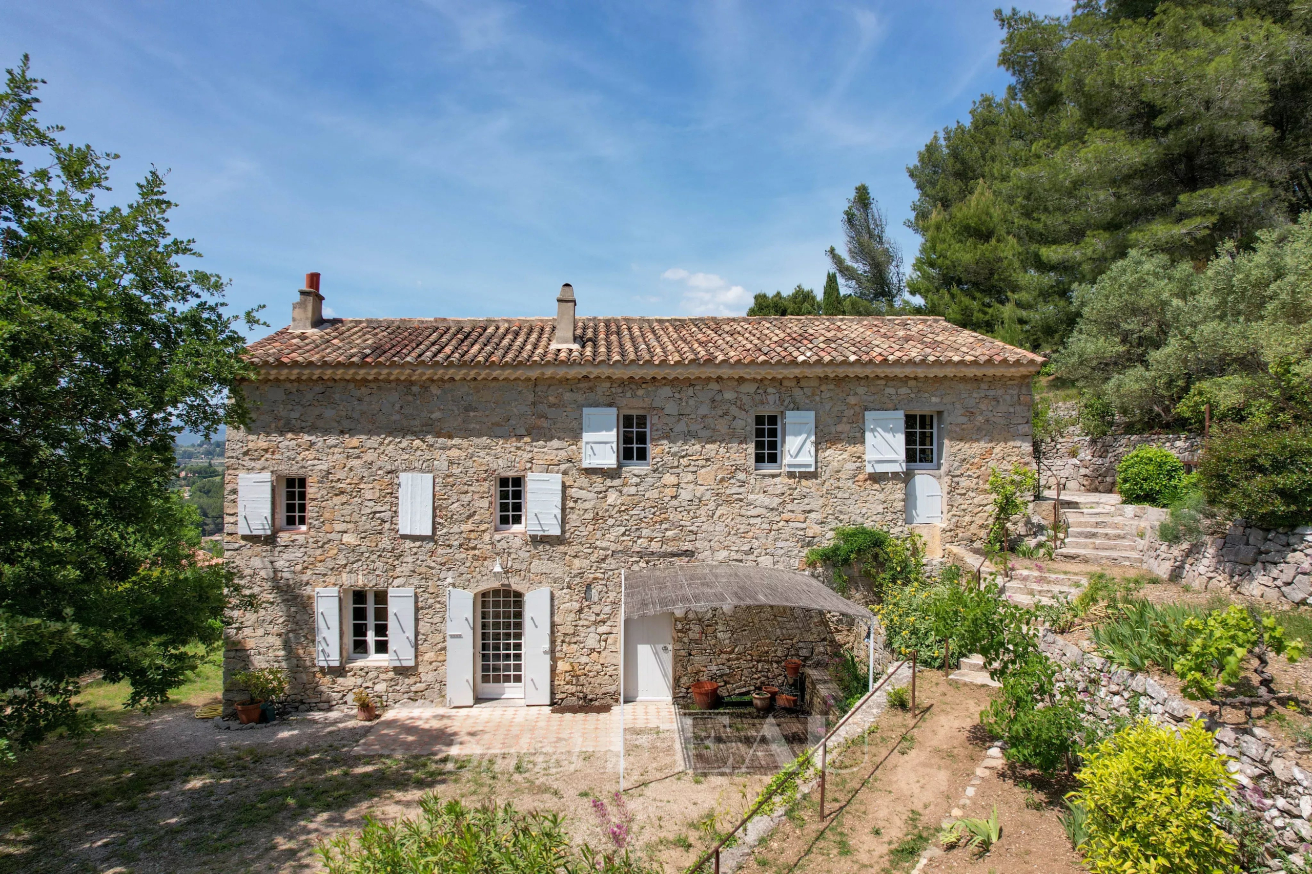 Bastide en pierres au Beausset Bastide en pierres du 18ème siècle entourée de jardin au Beausset.