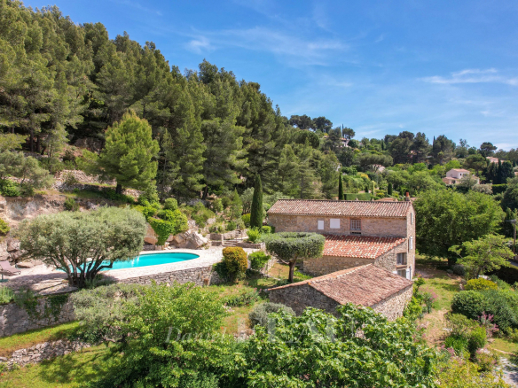 Bastide en pierres avec piscine entourée de verdure au Beausset.