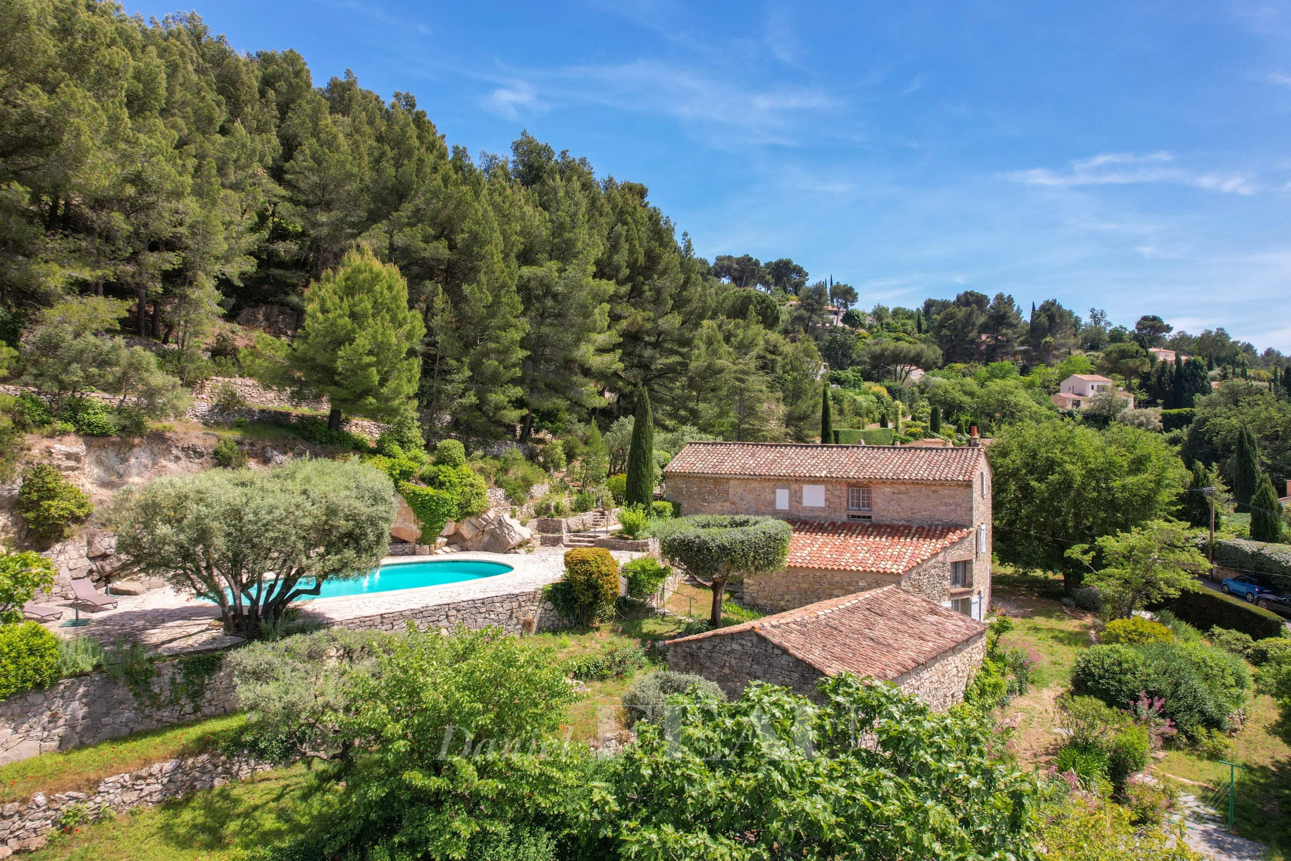 Bastide au Beausset Bastide en pierres avec piscine entourée de verdure au Beausset.