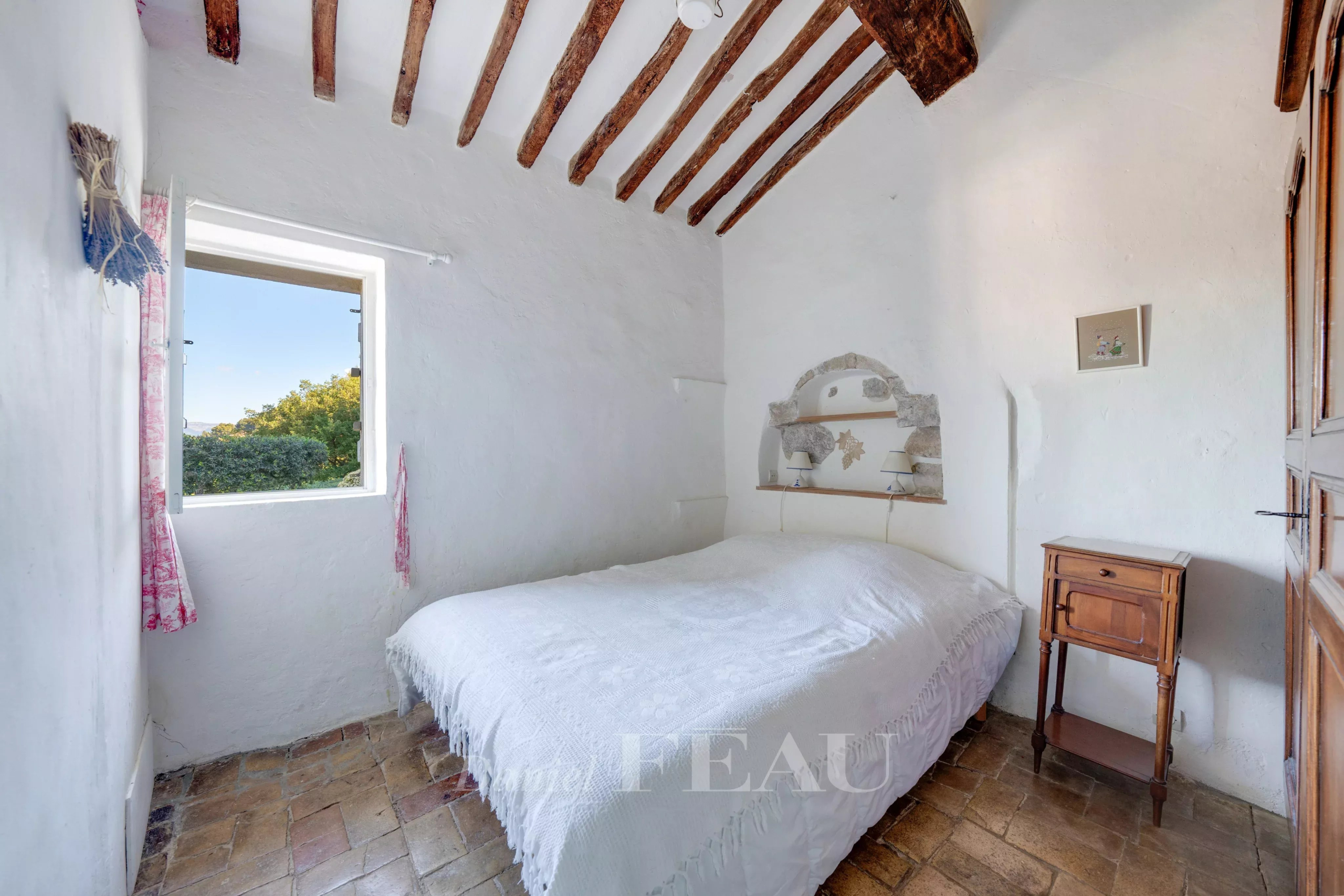 Chambre de bastide au Beausset Chambre d'une bastide en pierres avec plafond à poutres apparentes, située au Beausset.