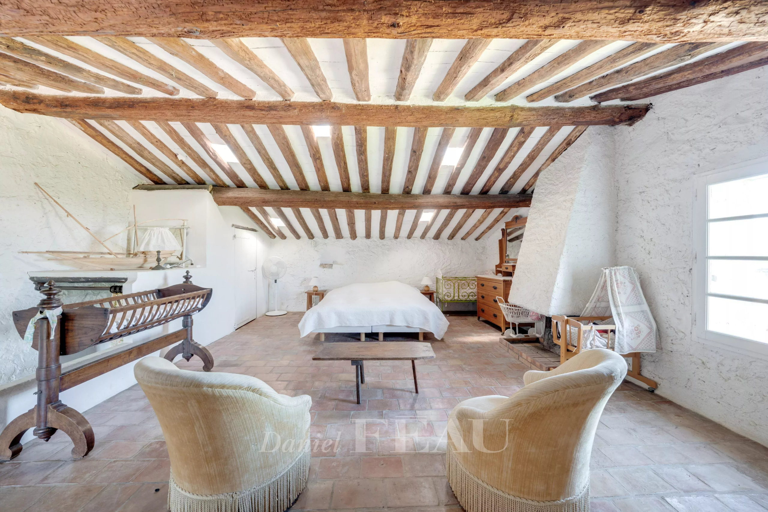 Intérieur d’une bastide au Beausset Intérieur d'une bastide en pierres avec poutres apparentes et mobilier ancien.