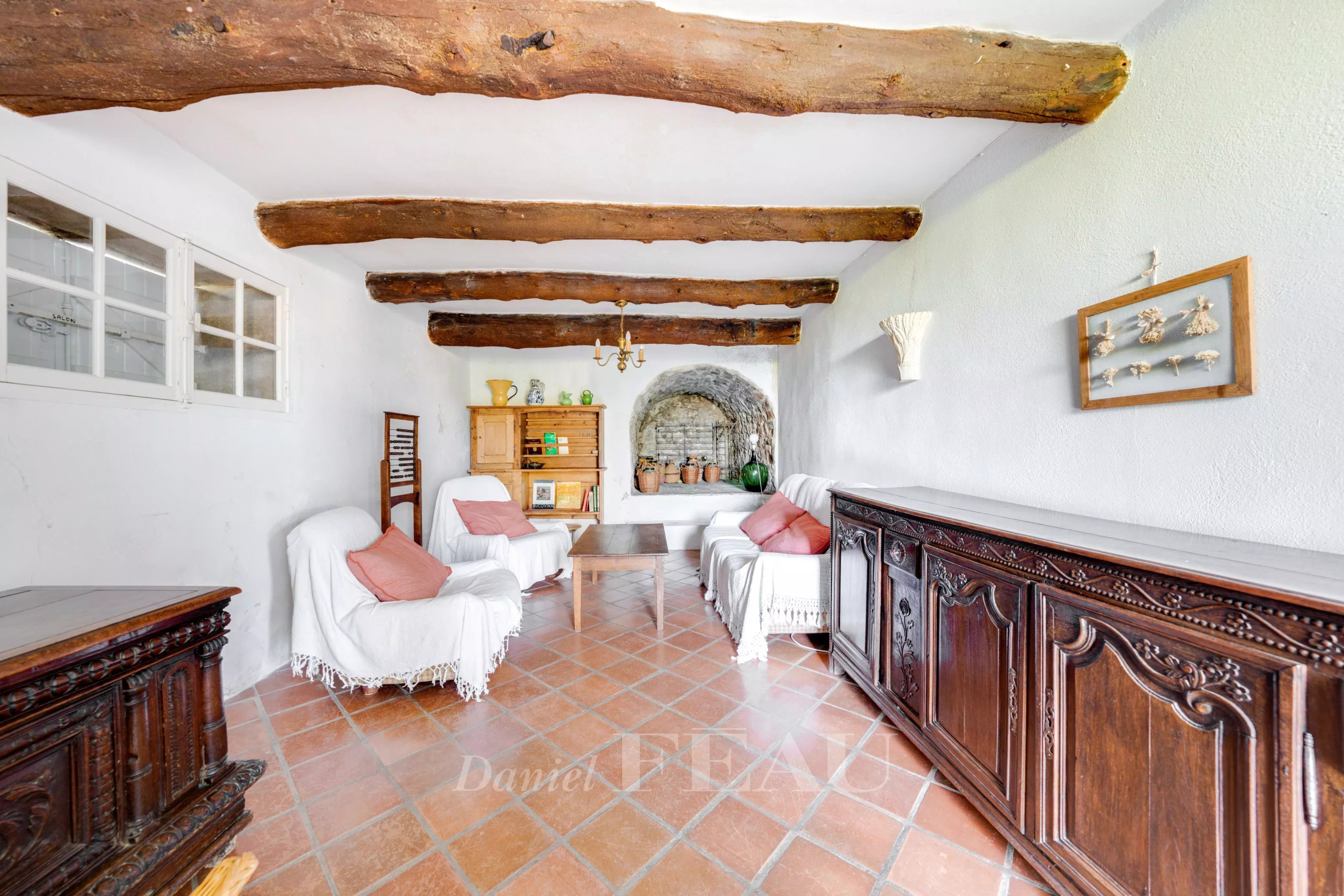 Intérieur d’une bastide au Beausset Intérieur d'une bastide en pierres avec poutres apparentes et mobilier en bois, Le Beausset.