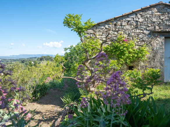 Bastide en pierres avec jardin fleuri au Beausset, vue dégagée sur la campagne.