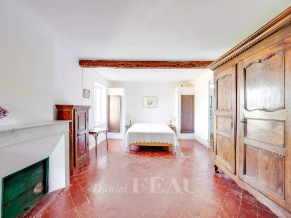 Chambre d'une bastide en pierres avec mobilier ancien, Le Beausset.