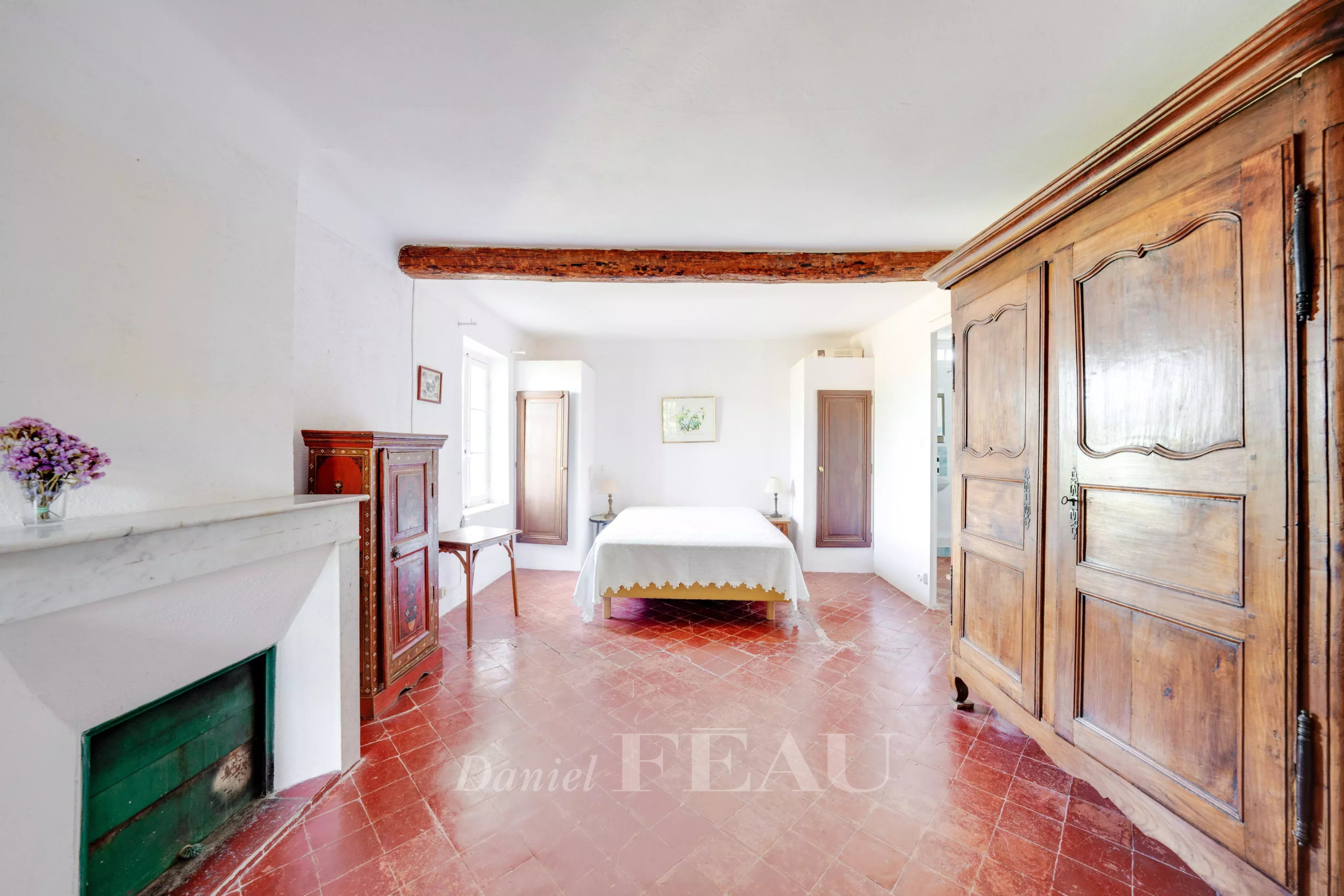 Chambre de bastide au Beausset Chambre d'une bastide en pierres avec mobilier ancien, Le Beausset.