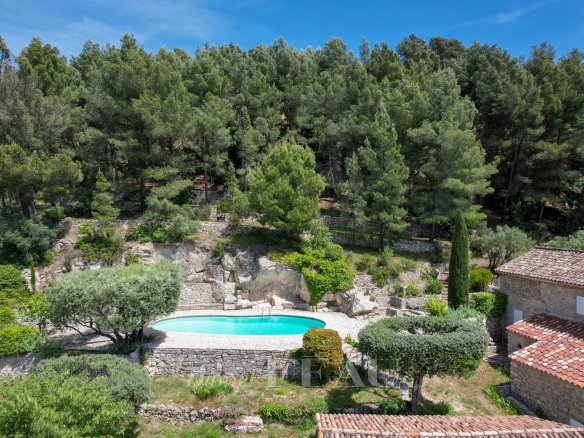 Bastide en pierres avec piscine entourée de verdure au Beausset.