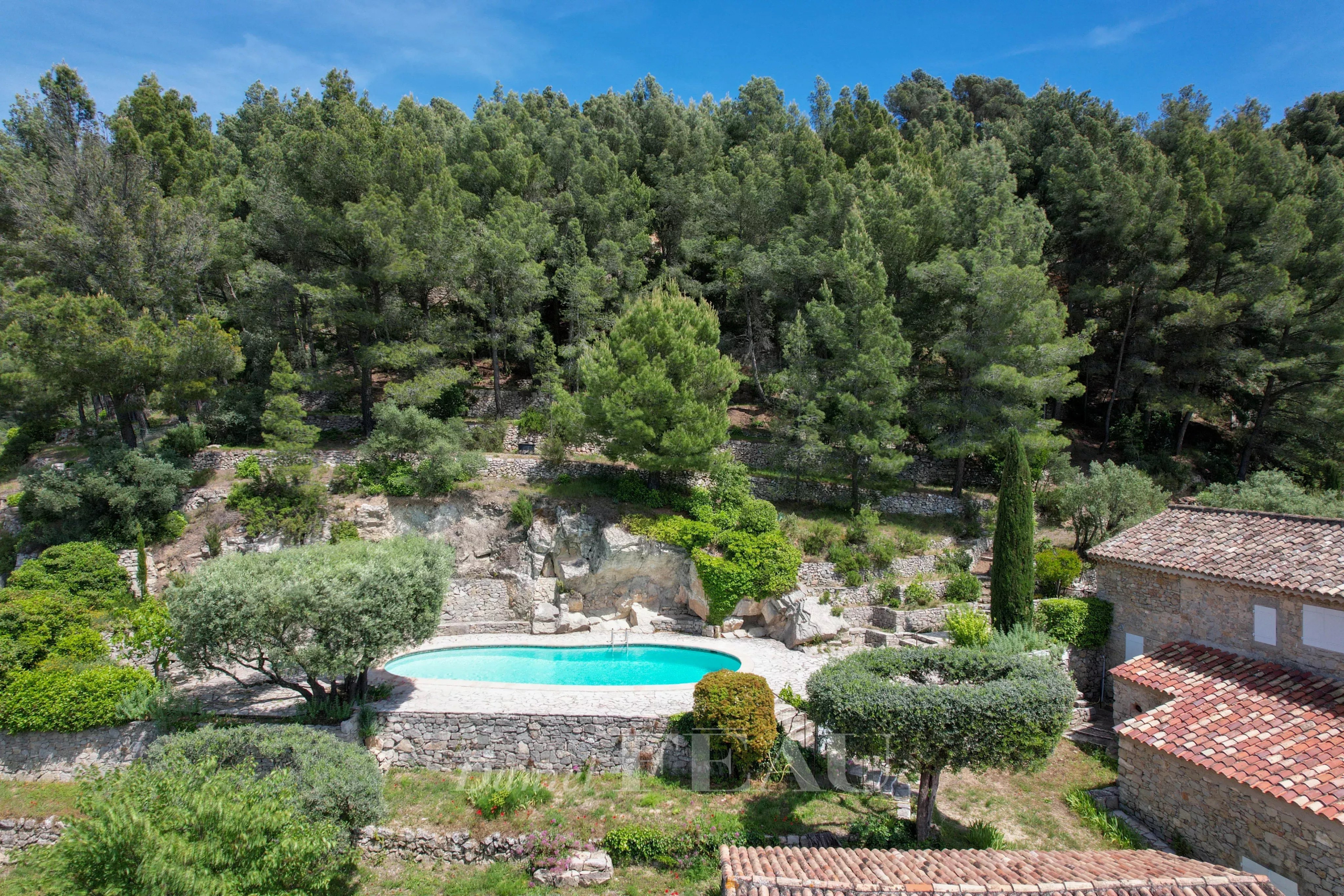 Bastide en pierres au Beausset Bastide en pierres avec piscine entourée de verdure au Beausset.