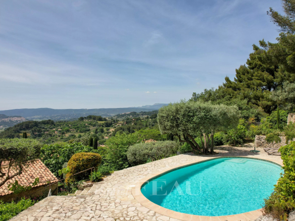 Bastide en pierres avec piscine et vue sur la campagne au Beausset.