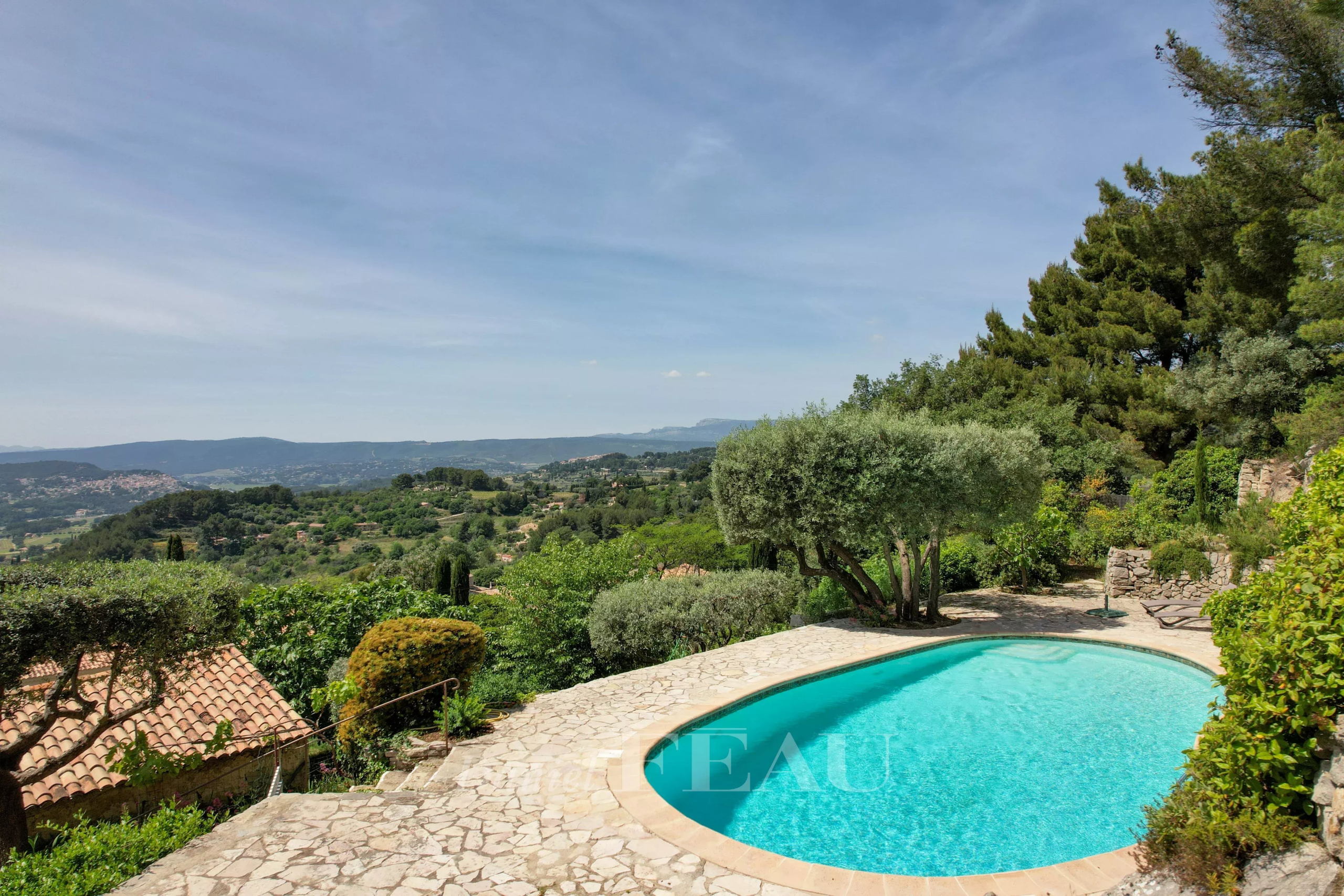 Bastide en pierres au Beausset Bastide en pierres avec piscine et vue sur la campagne au Beausset.
