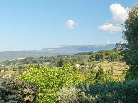 Vue dégagée sur les collines et la nature environnante depuis une bastide en pierres au Beausset.