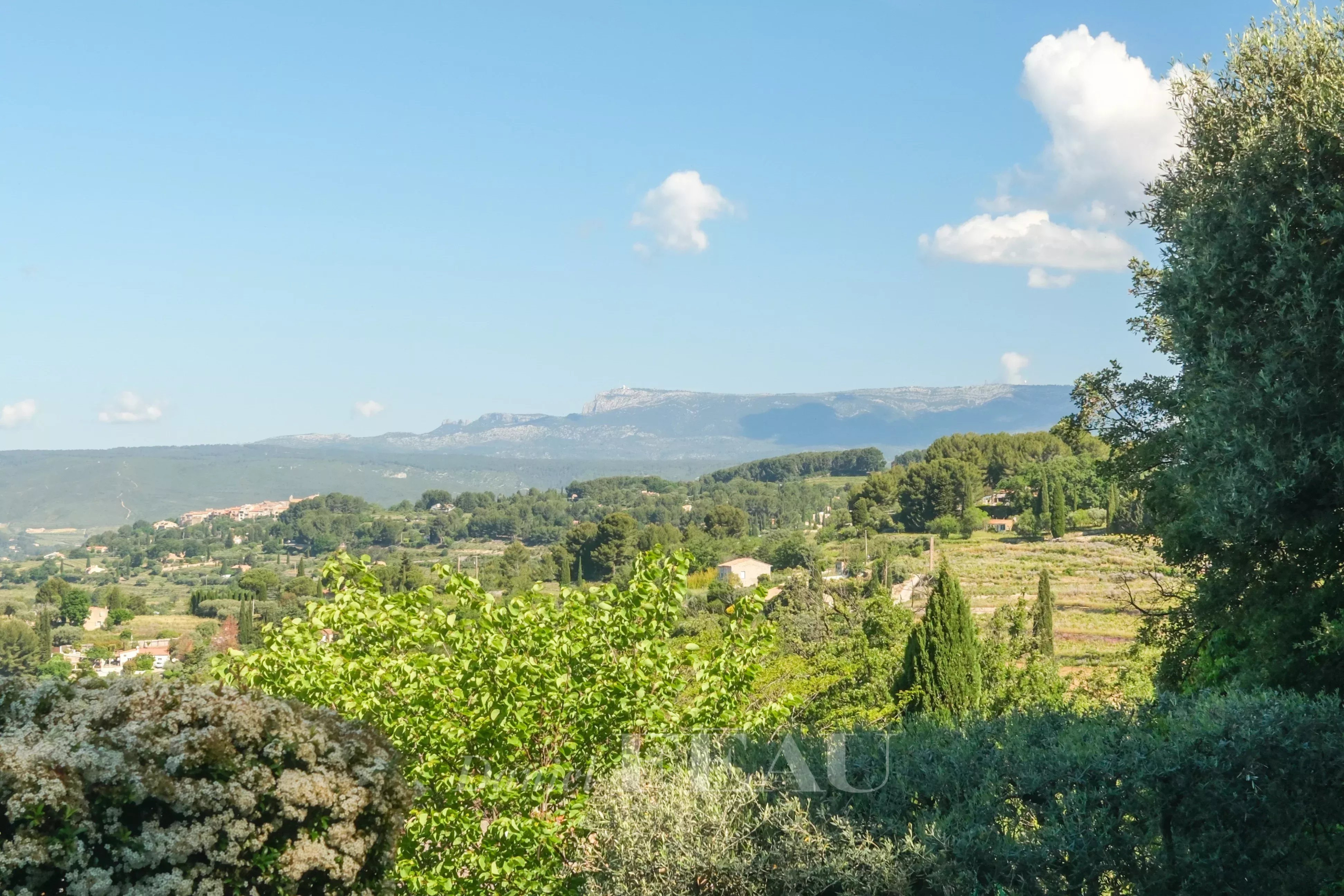 Vue depuis la bastide au Beausset Vue dégagée sur les collines et la nature environnante depuis une bastide en pierres au Beausset.