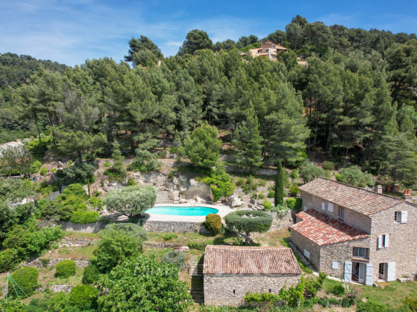 Bastide en pierres avec piscine et jardin dans un environnement boisé au Beausset.