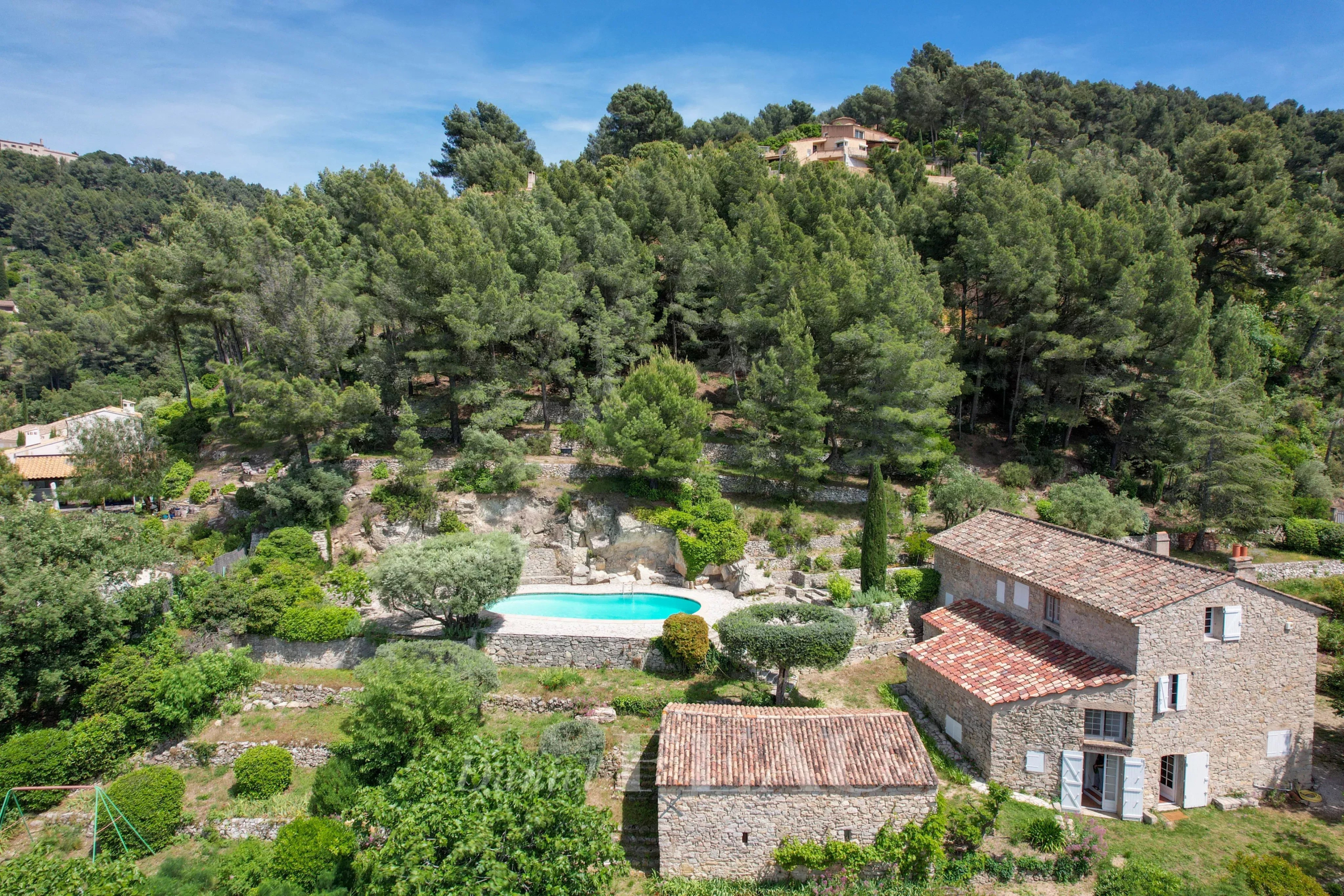 Bastide en pierres au Beausset Bastide en pierres avec piscine et jardin dans un environnement boisé au Beausset.