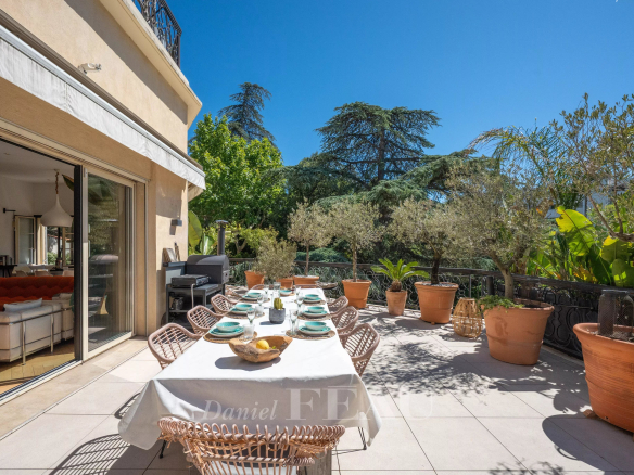 Terrasse d'un appartement avec table dressée, plantes et vue dégagée sur la nature à Marseille 9ème.