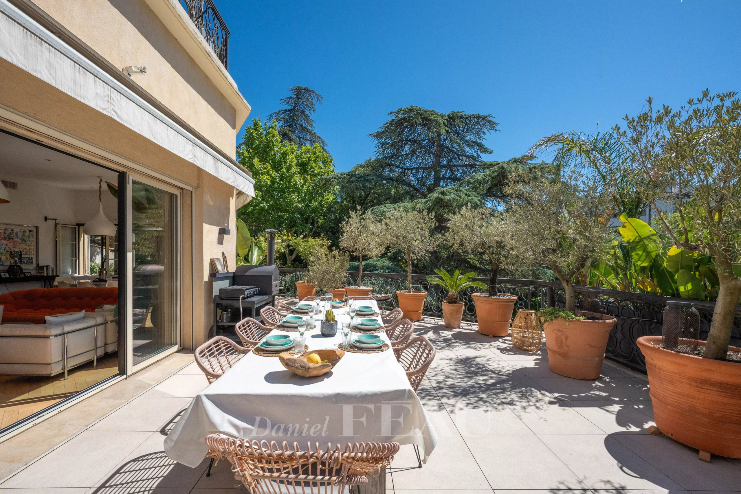 Terrasse d'un appartement avec table dressée, plantes et vue dégagée sur la nature à Marseille 9ème.