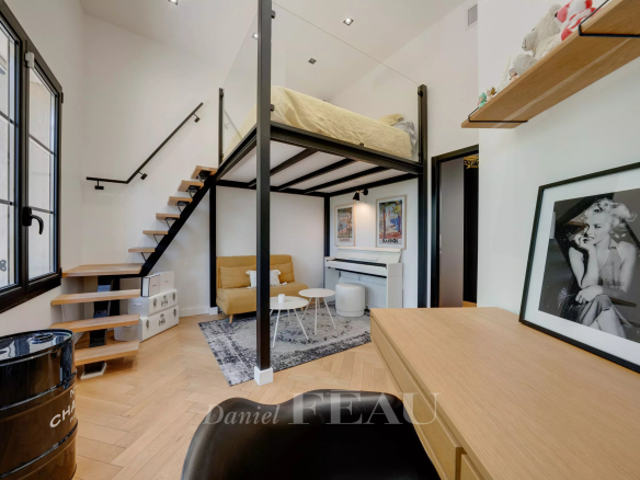 Intérieur d'un appartement avec mezzanine et espace de travail, Marseille 9ème.