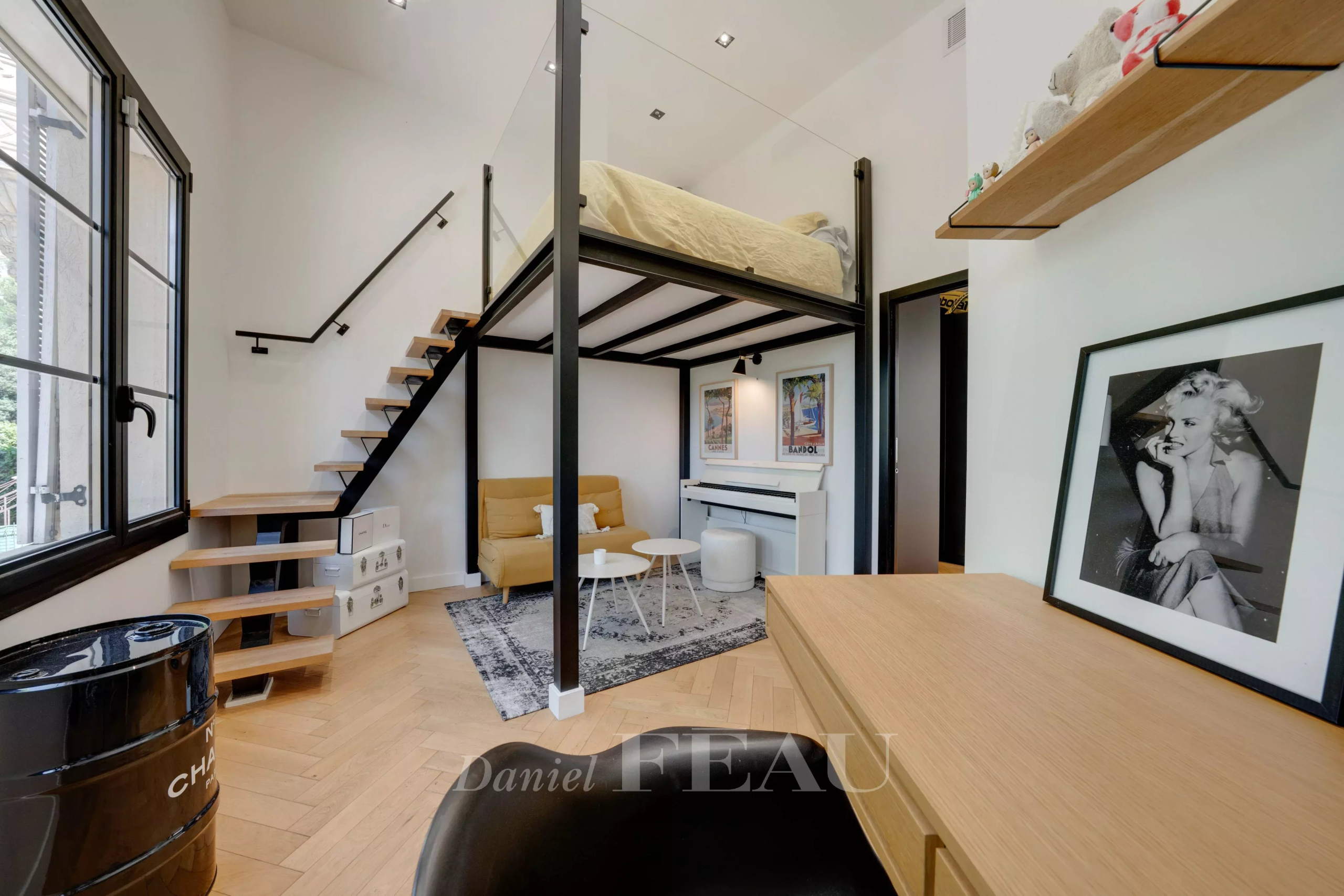 Intérieur d'un appartement avec mezzanine et espace de travail, Marseille 9ème.
