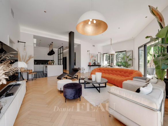 Intérieur d'un appartement moderne avec salon, cuisine ouverte et terrasse, Marseille 9ème.