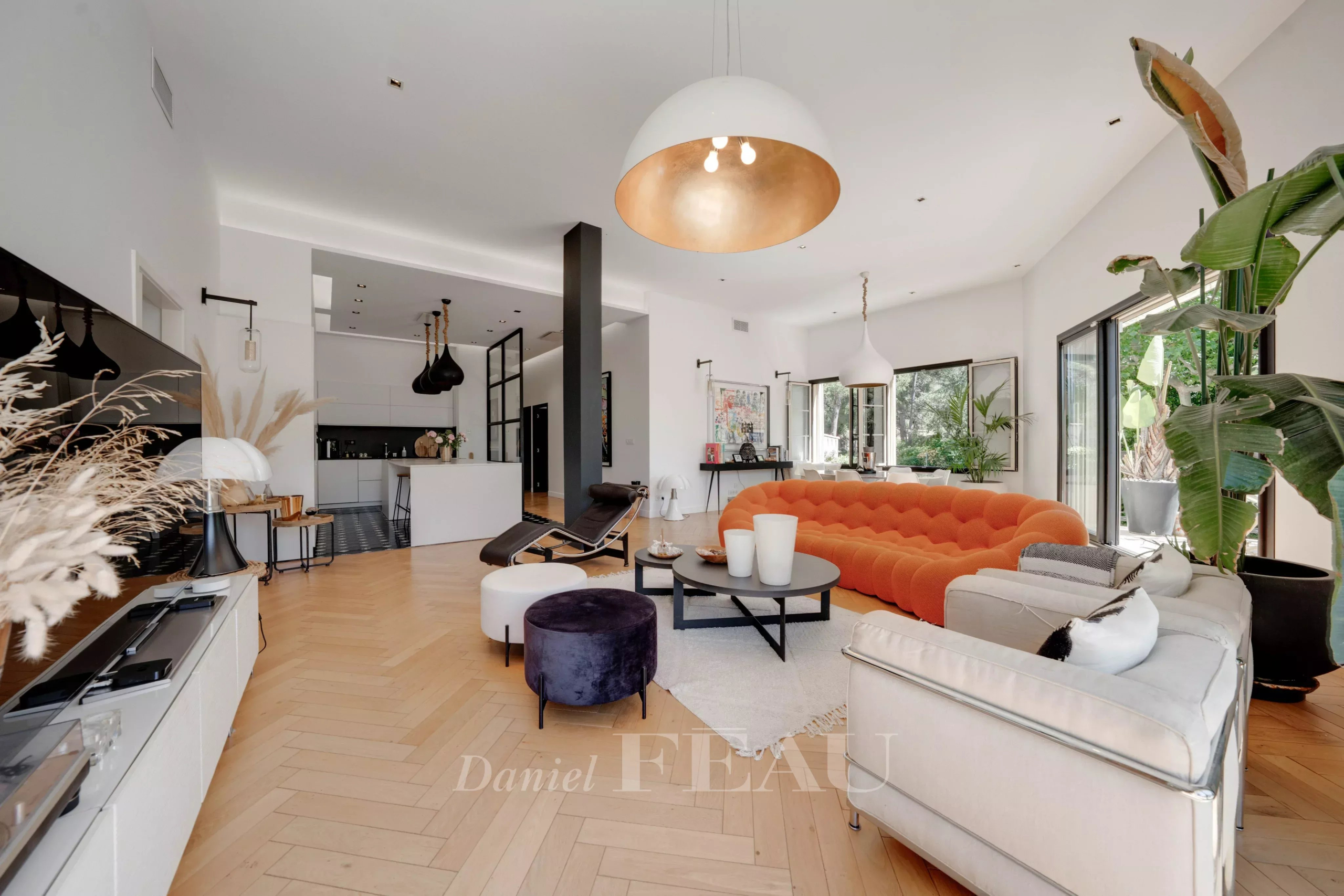 Intérieur d'un appartement moderne avec salon, cuisine ouverte et terrasse, Marseille 9ème.