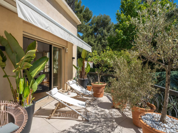 Terrasse d'un appartement avec chaises longues et plantes, Marseille 9ème.