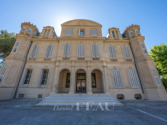 Façade d'un château du XIXe siècle à Marseille 9ème, résidence de standing.