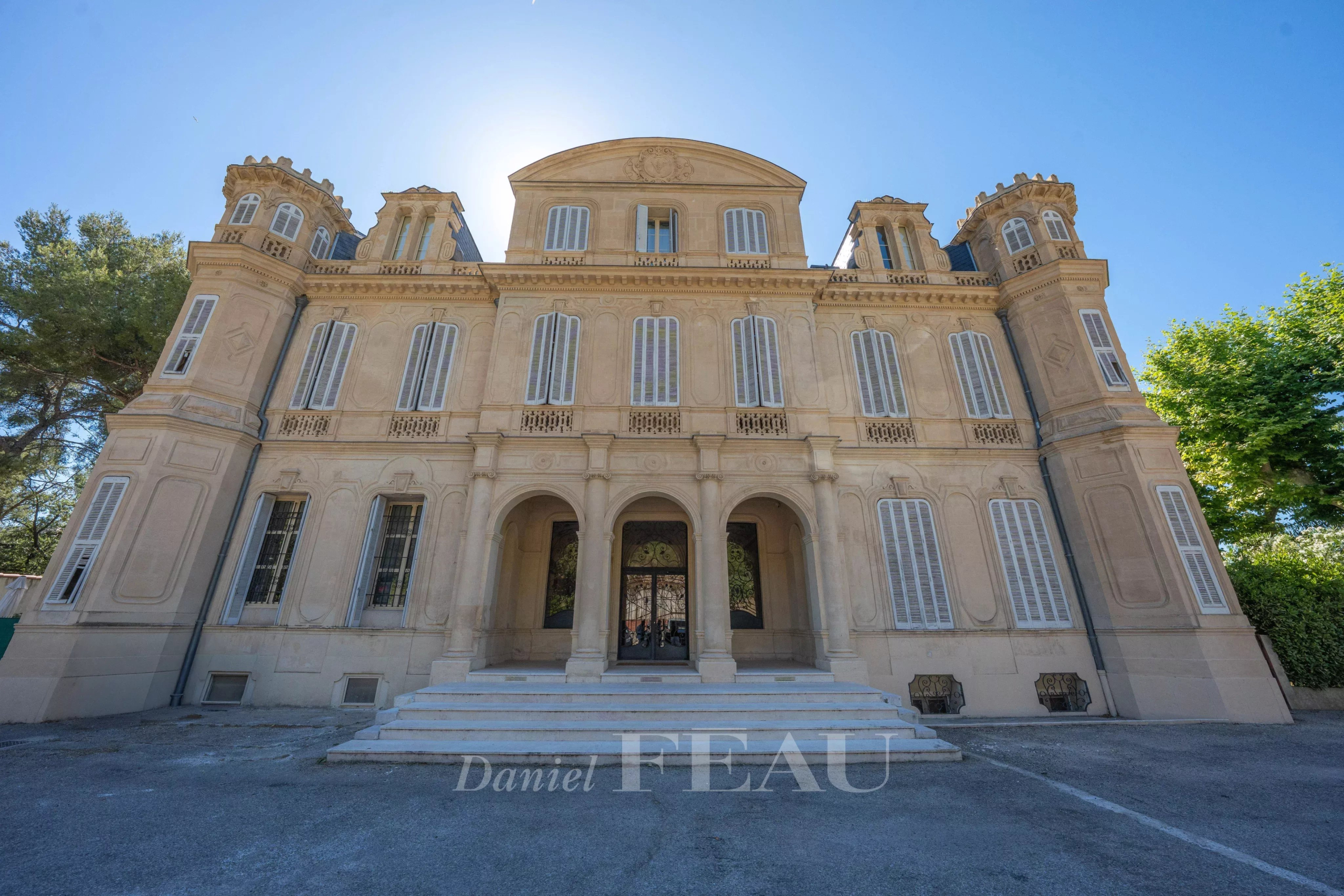 Façade d'un château du XIXe siècle à Marseille 9ème, résidence de standing.
