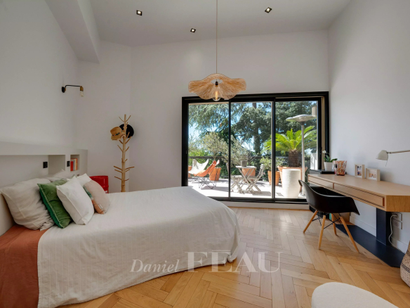 Chambre d'un appartement avec vue sur une terrasse et des arbres à Marseille 9ème.