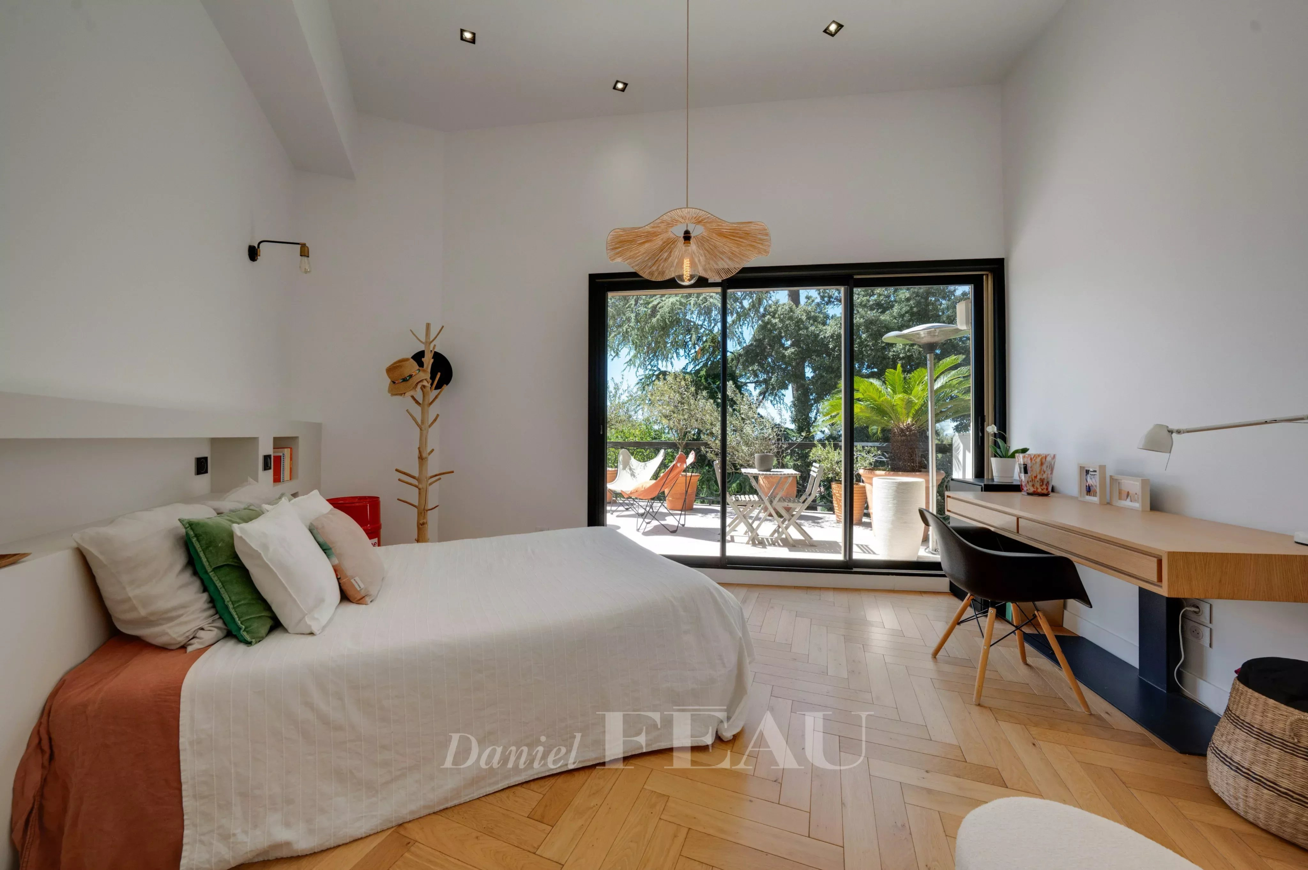 Chambre d'un appartement avec vue sur une terrasse et des arbres à Marseille 9ème.