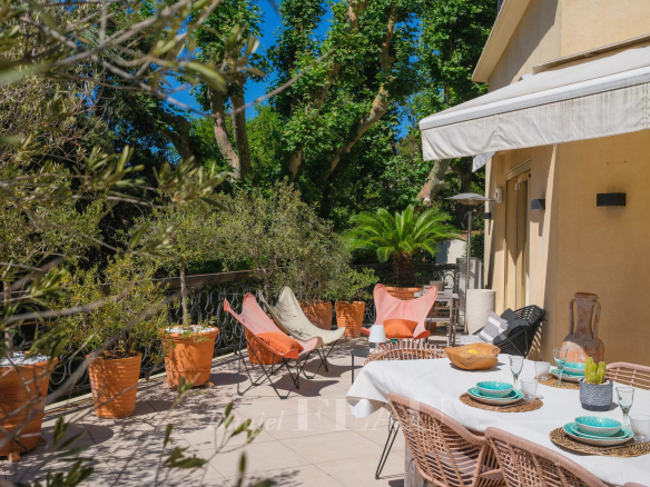 Terrasse d'un appartement avec mobilier extérieur et plantes, Marseille 9ème.