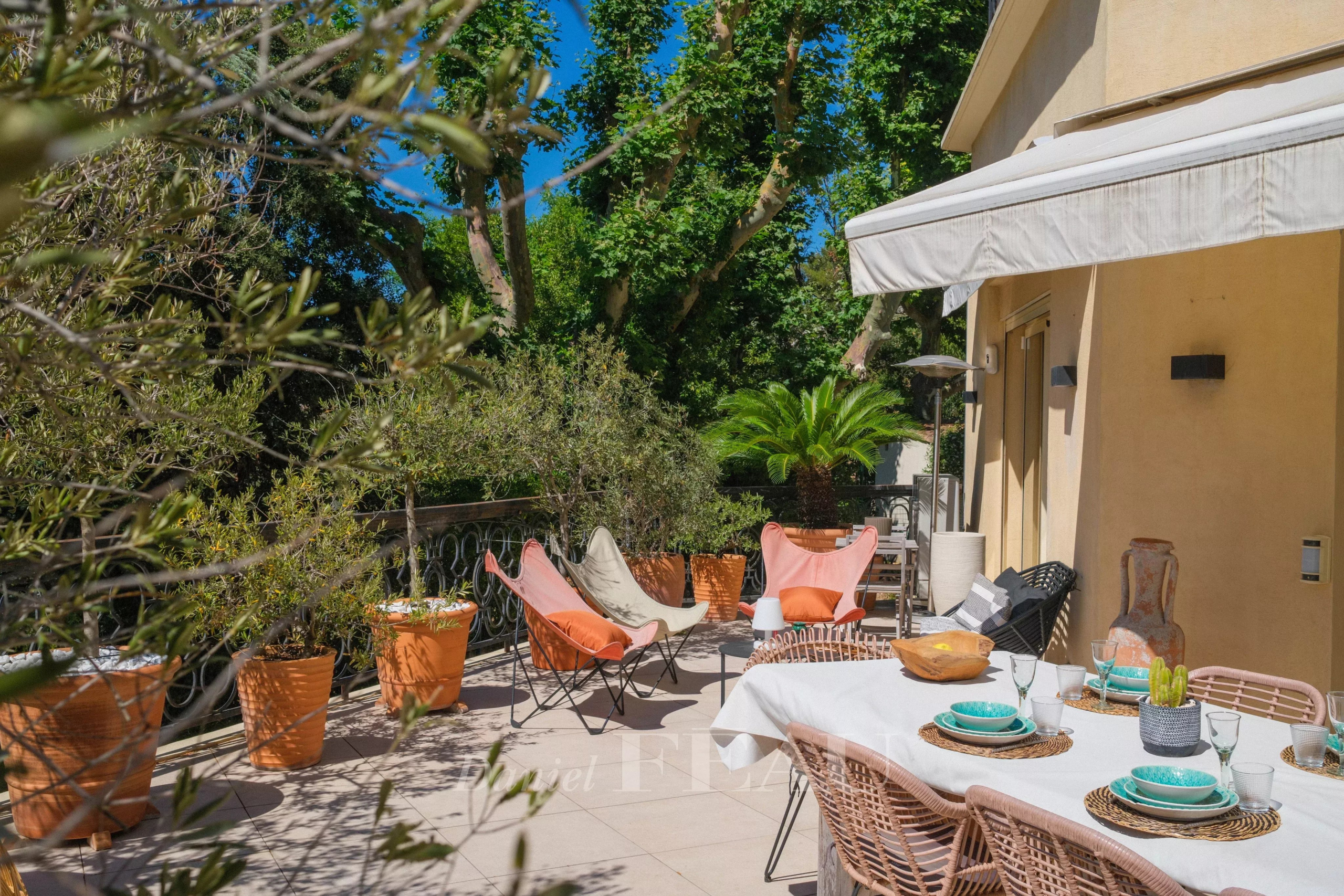 Terrasse d'un appartement avec mobilier extérieur et plantes, Marseille 9ème.