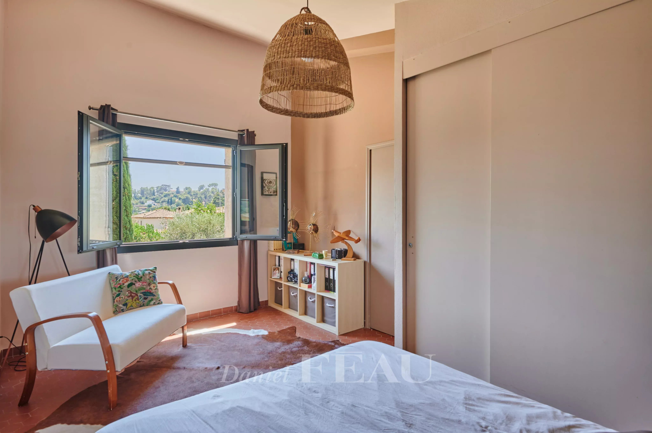 Room in a charming house in Marseille Bright room with a view of a garden, modern furniture and warm decor.